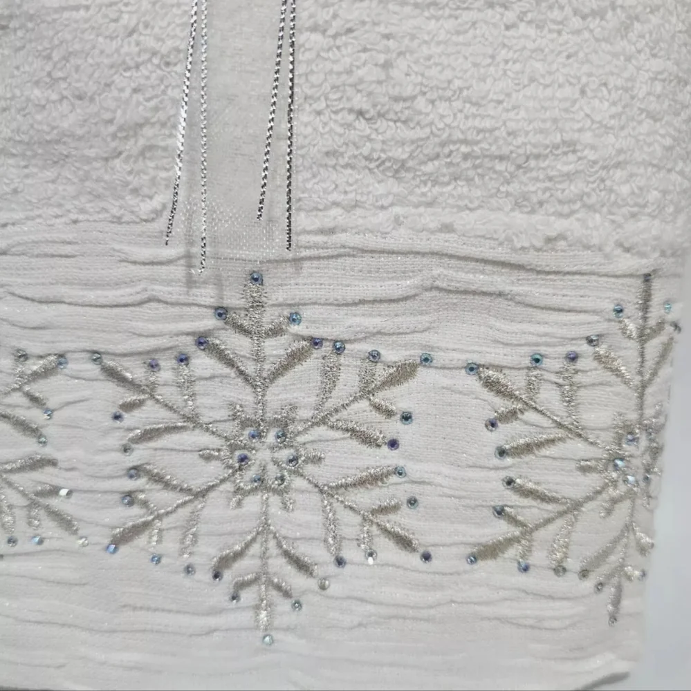 Set Of 2 Glitz + Glimmer EMBROIDERED BLUE RHINESTONE SNOWFLAKES HAND TOW… - Picture 4 of 8